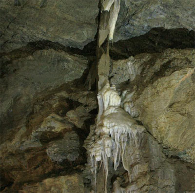 Formations in the Ghost Room Concentrate on the Right Side of the Igneous Intrusion because of the Impermeability of Diorite (Source: Oregon Caves Image Library)